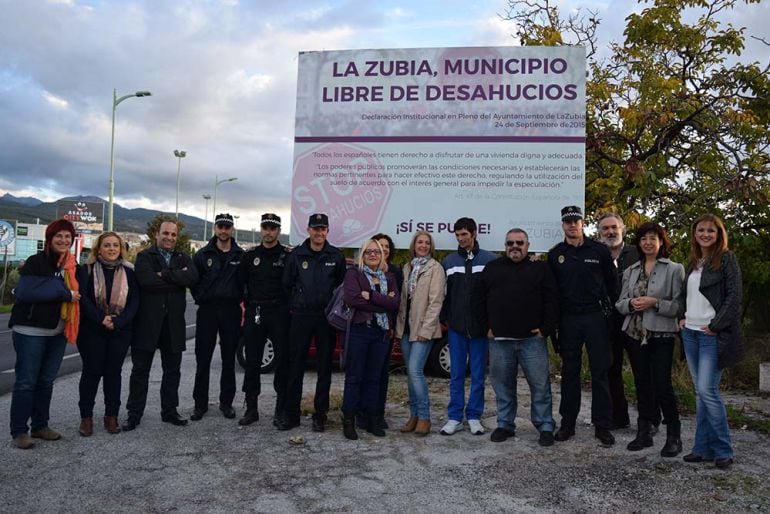 El alcalde de La Zubia (Granada) y otras 14 personas se reunen para inaugurar una valla publicitaria