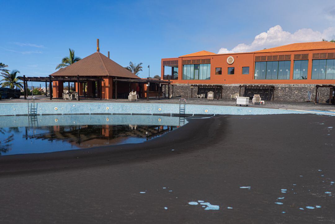 Instalaciones del hotel La Palma & Teneguía Princess cubiertas de ceniza, a 24 de noviembre de 2021, en La Palma, Santa Cruz de Tenerife, Canarias, (España). El turismo es uno de los motores económicos de La Palma al concentrar junto a la producción agrícola el 40% de las empresas registradas en la Seguridad Social el pasado mes de agosto. Sin embargo, el estallido del volcán de Cumbre Vieja el pasado 19 de septiembre ha provocado que el sector turístico se vea gravemente afectado. Numerosas instalaciones hoteleras se han visto anegadas por la ceniza y los destrozos ocasionados por la lava.