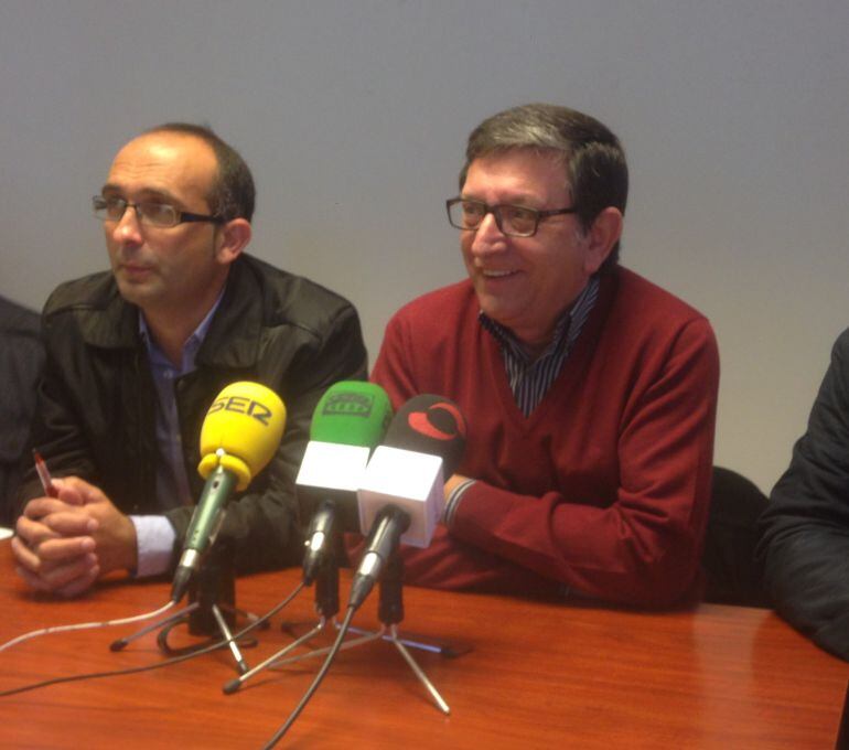 Miembros de los sindicatos en la rueda de prensa tras la firma del convenio