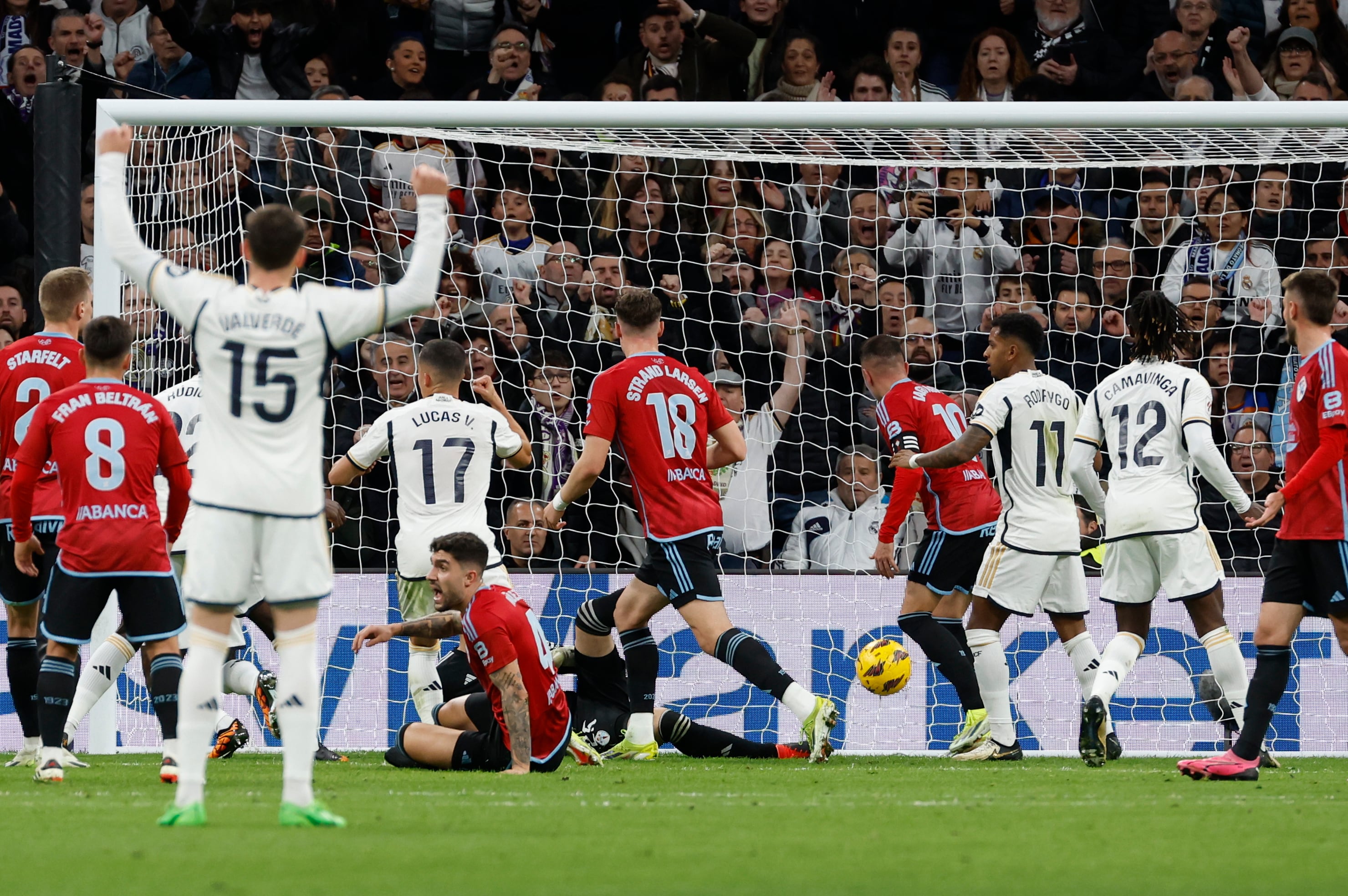 MADRID, 10/03/2024.- El guardameta del Celta Vicente Guaita encaja el gol de Vinicius Jr., durante el partido de la jornada 28 de LaLiga que Real Madrid y Celta de Vigo disputan hoy domingo en el estadio Santiago Bernabéu. EFE/J.J. Guillén
