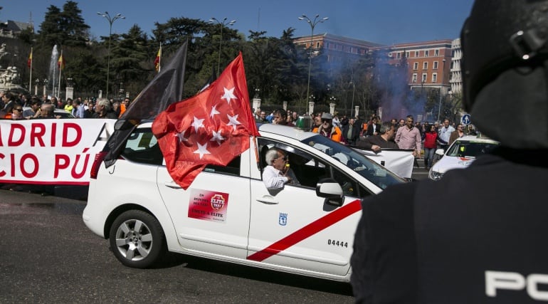 Algunos de los taxistas que se han manifestado este en Madrid durante dos horas bajo el lema &#039;Que Madrid apueste por el servicio público de taxi&#039;.