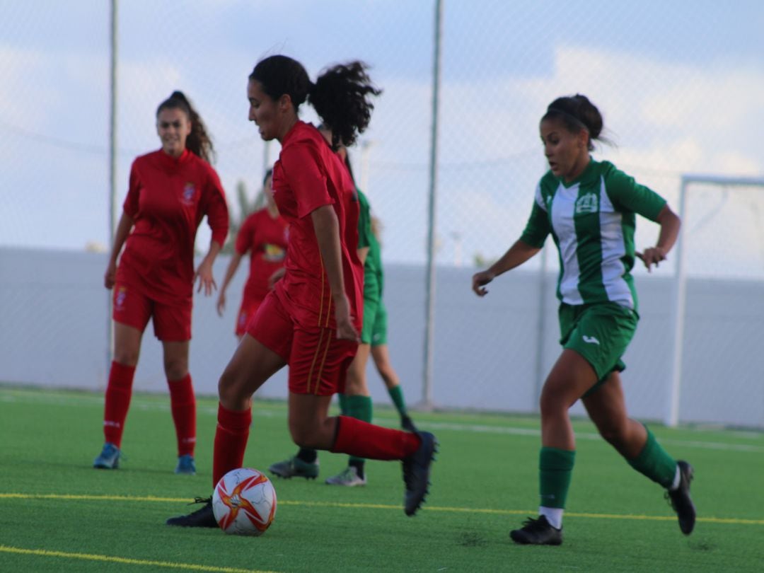 Una de las jugadas del partido.