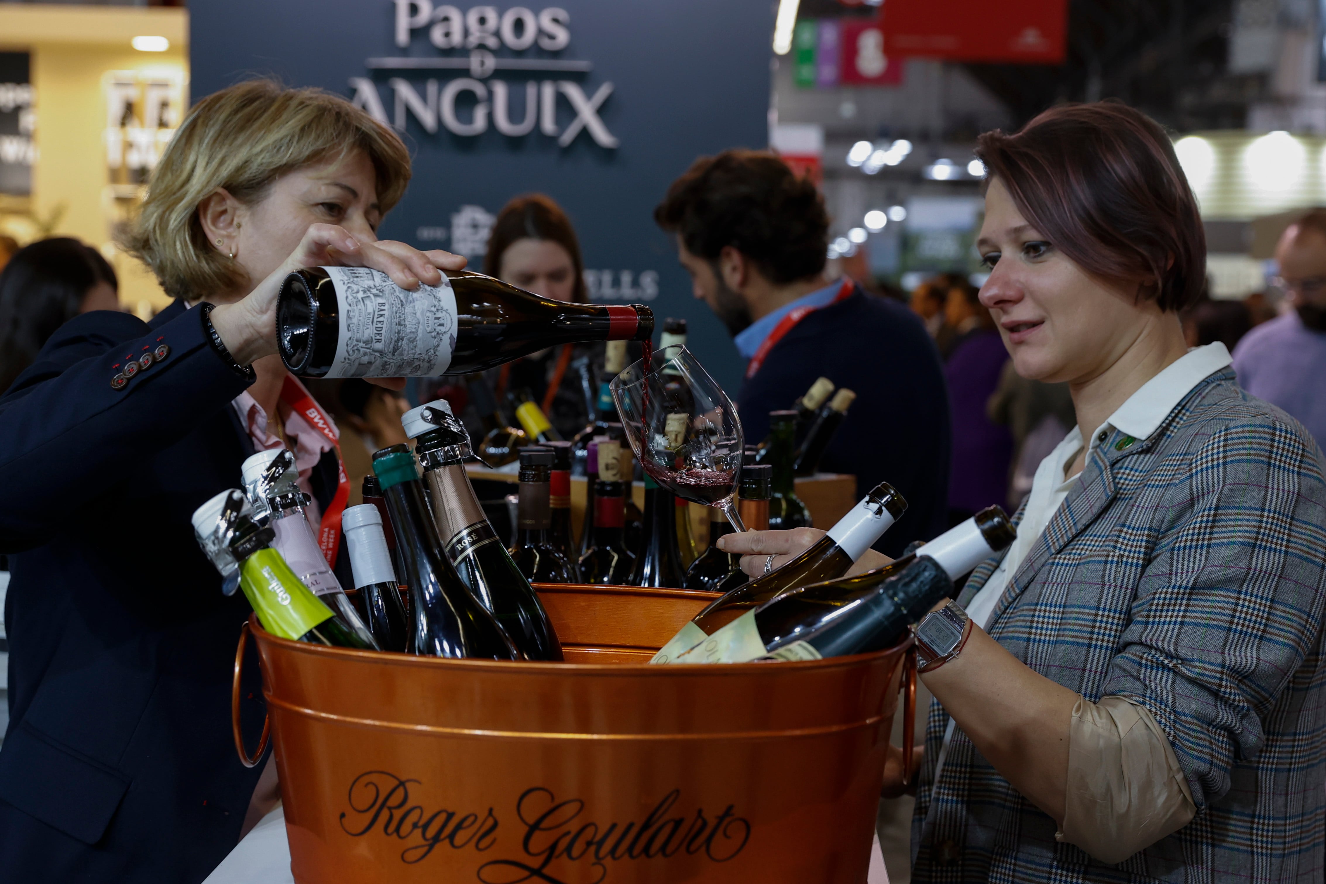  Visitantes durante la jornada inaugural del salón Barcelona Wine Week (EFE/Toni Albir).