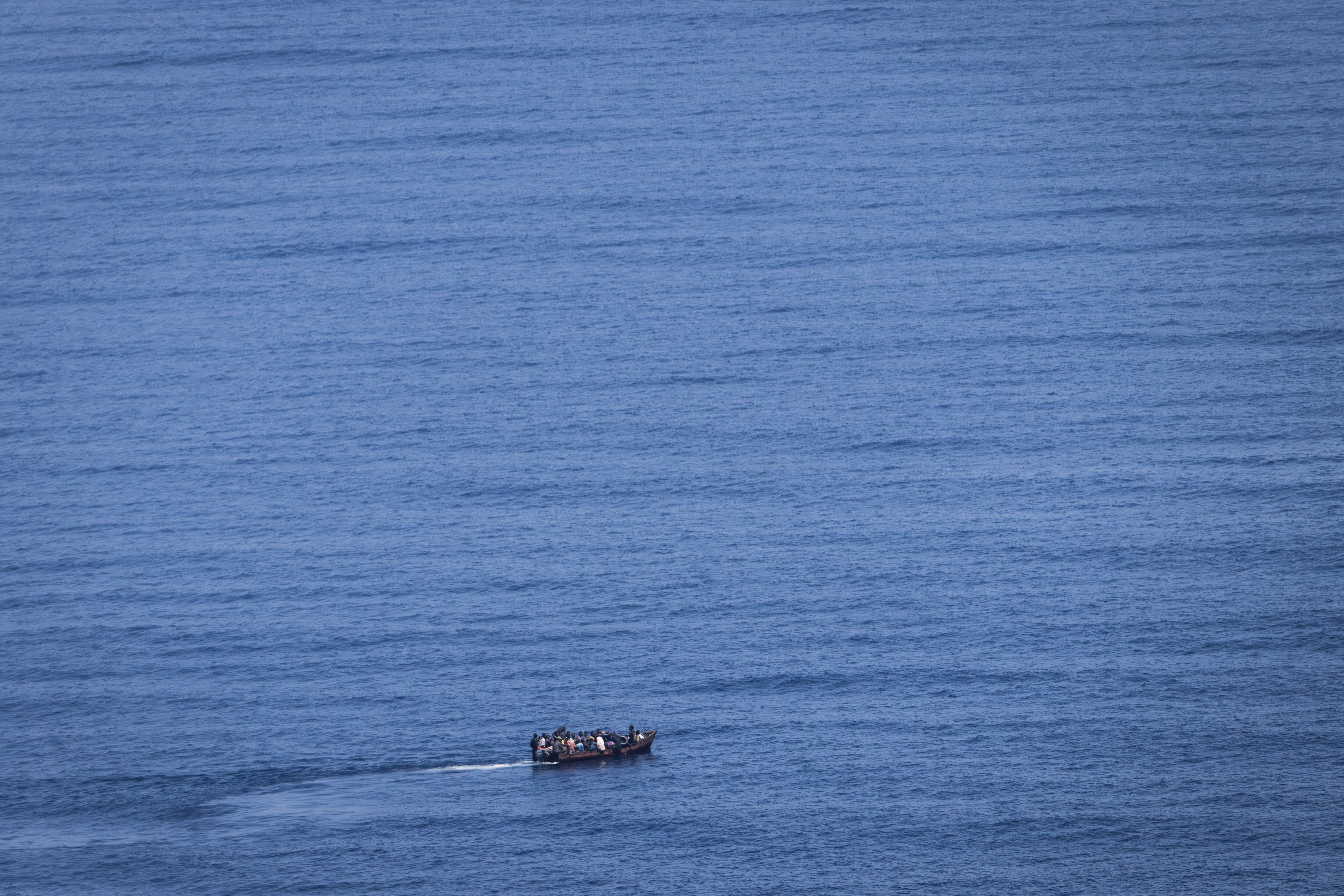 Una patera en su trayecto hacia Lampedusa