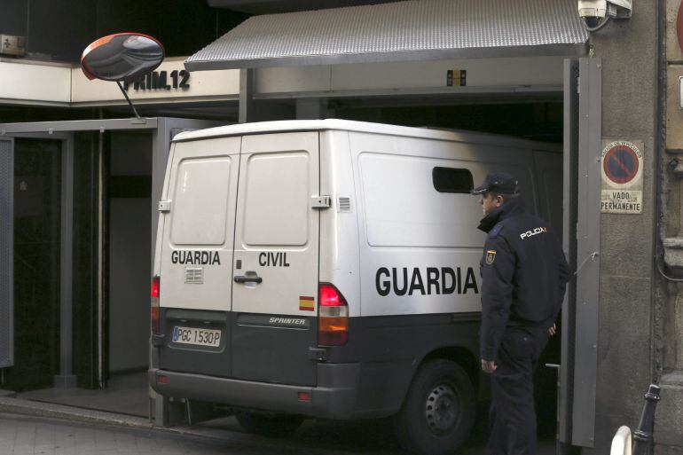 GRA005. MADRID, 29/10/2014.- Un furgón de la Guardia Civil entra esta mañana en la Audiencia Nacional, donde el juez Eloy Velasco tiene previsto comenzar a tomar declaración al medio centenar de acusados en la Operación Púnica, una trama de corrupción mun