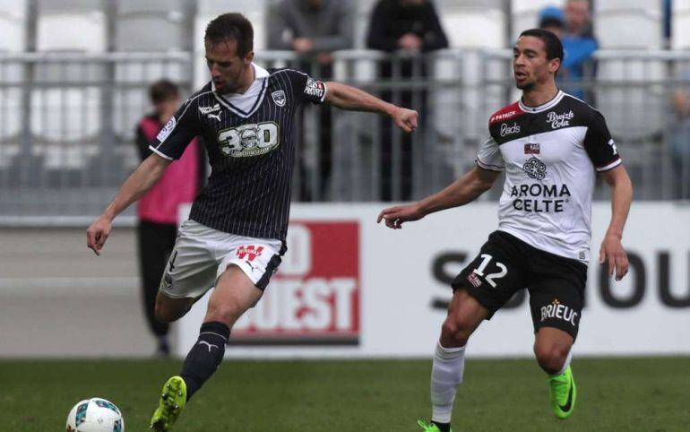 Vukasin Jovanovic golpea el balón en un partido con el Girondins