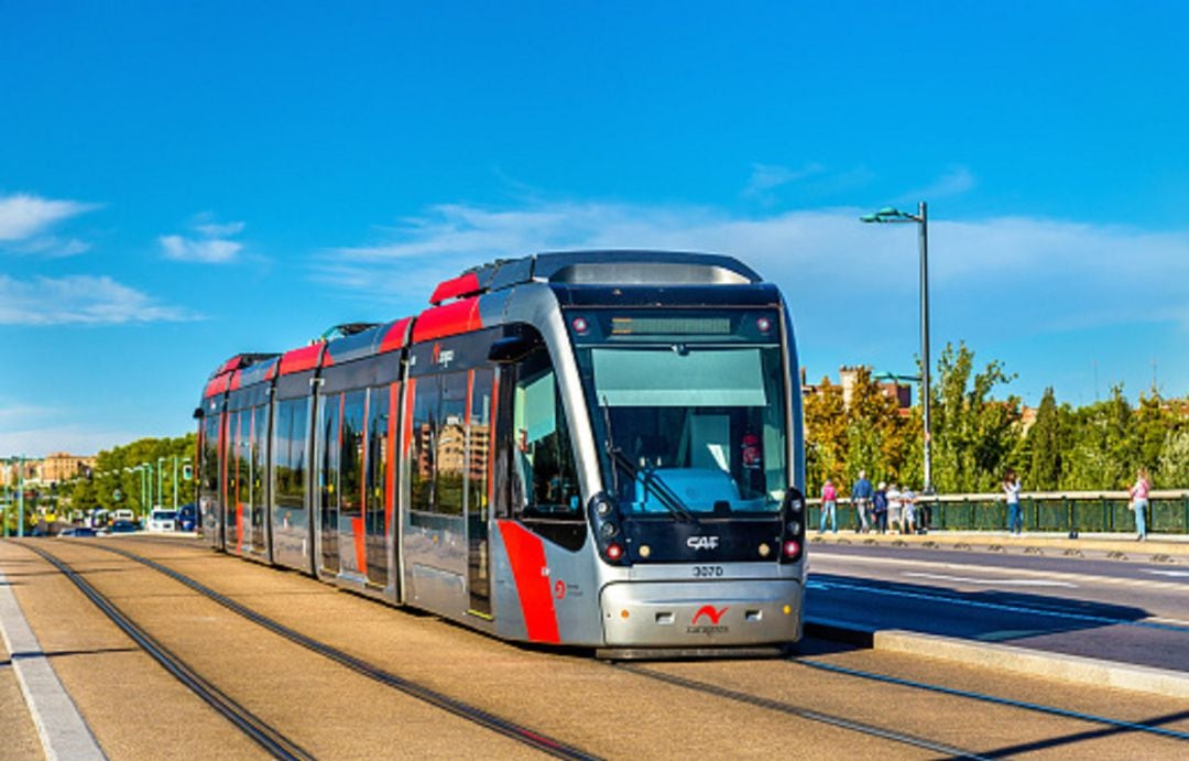 Tranvía de Zaragoza, en el Puente de Santiago 