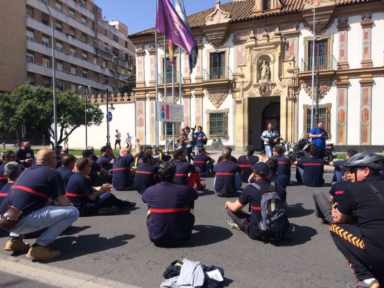 Protesta de bomberos del Consorcio ante la Diputación de Córdoba