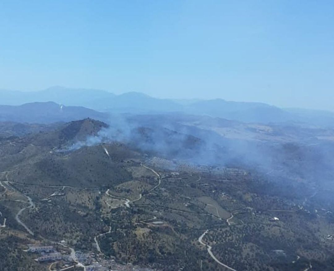 El incendio captado por uno de los helicópteros del Plan Infoca de la Junta de Andalucía