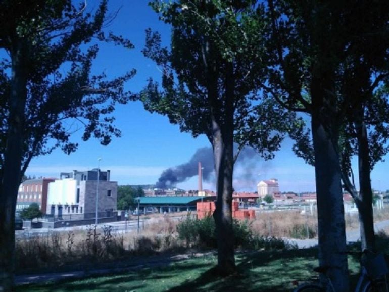 Imagen de la columna de humo producida por el incendio