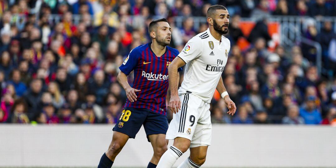 Benzema y Jordi Alba, durante el partido de Liga