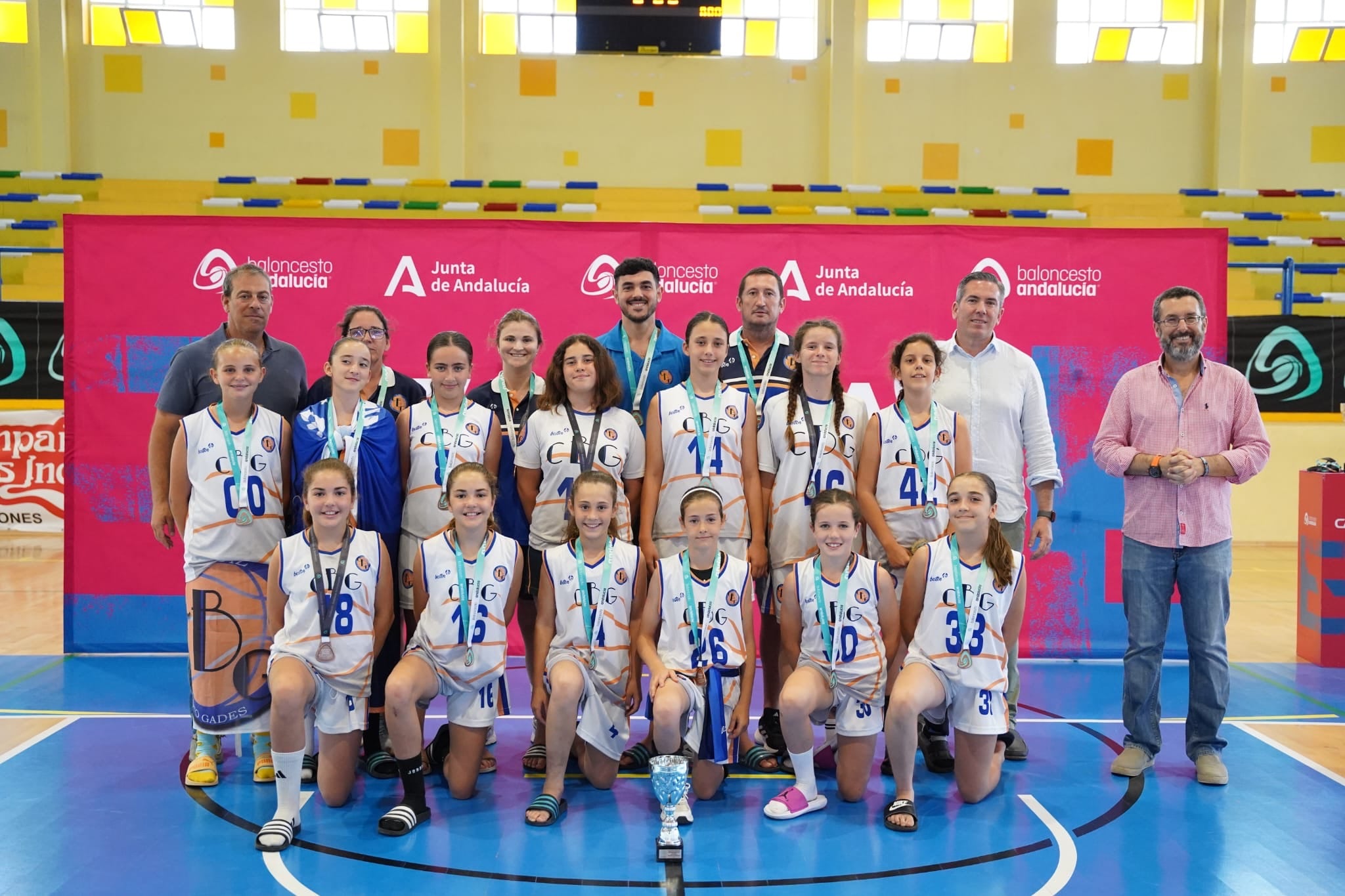 El CB Gades de la categoría Mini Femenino se llevó el bronce en el CADEBA que tuvo lugar en La Línea de la Concepción. Foto: CB Gades.