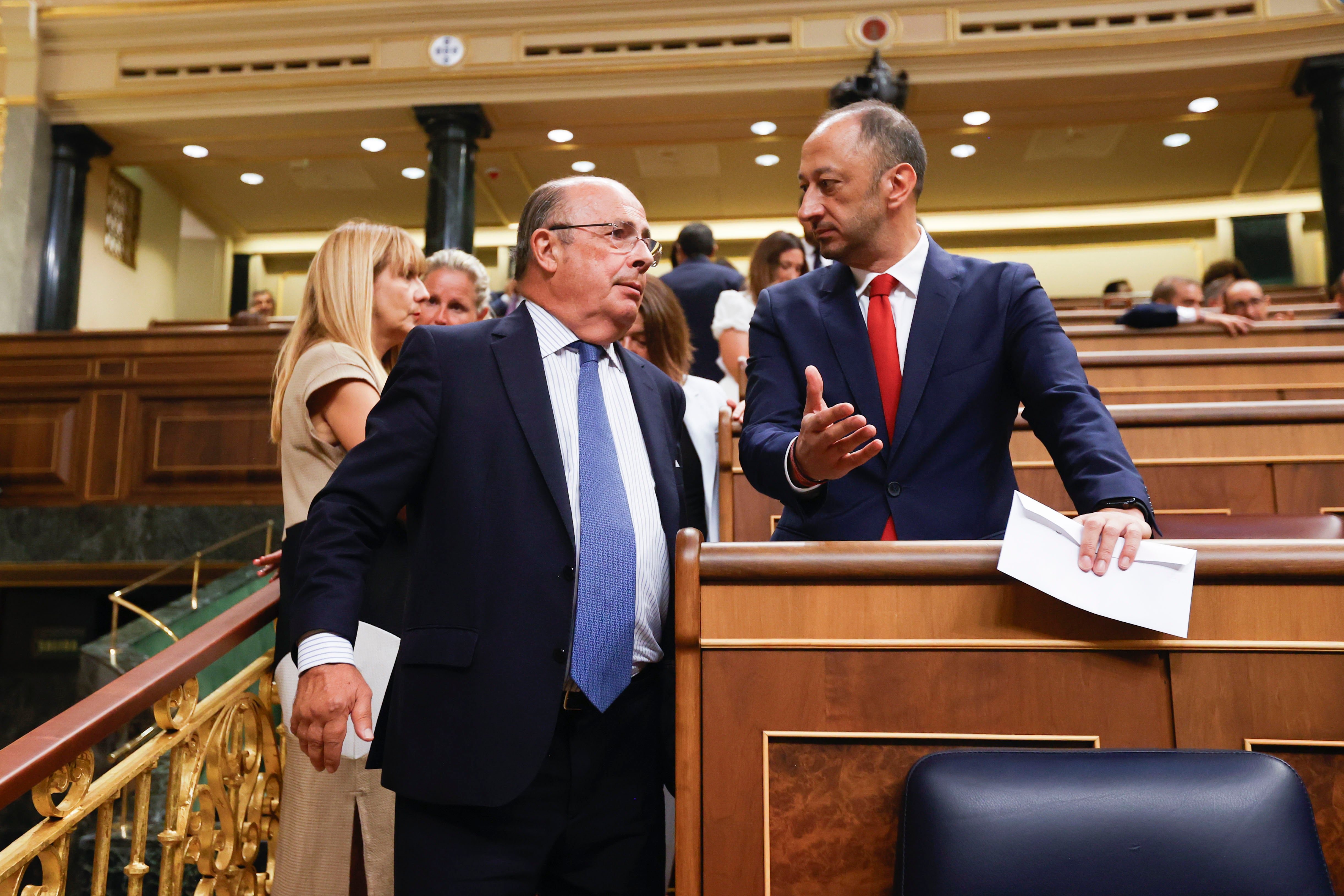 MADRID, 17/08/2023.- El diputado socialista Alfonso Rodríguez Gómez de Celis (d) junto al diputado de Vox Ignacio Gil Lázaro (i) en el hemiciclo del Congreso de Diputados para asistir a la votación de la mesa y el acatamiento de la Constitución. EFE/Juan Carlos Hidalgo
