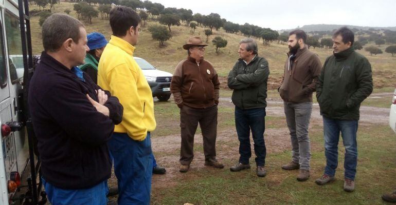 El delegado de Medio Ambiente, Juan Eugenio Ortega (tercero por la derecha), junto a propietarios de la finca.