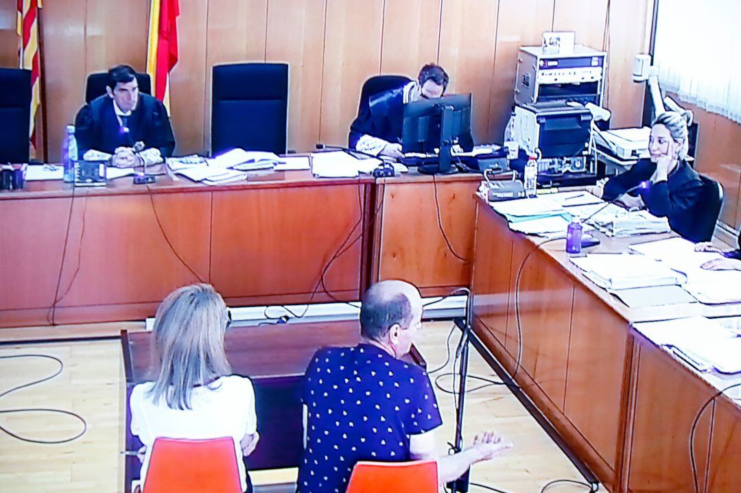 Moment en què l&#039;acusat del crim de Riudecanyes declara, d&#039;esquena, durant el judici a l&#039;Audiència de Tarragona, amb la presència d&#039;una traductora. 