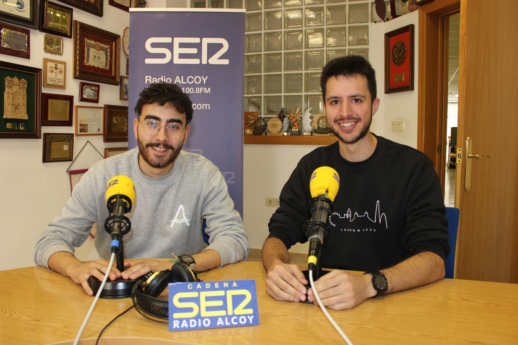 Kike Albero y Saoro Pascual, en el estudio central de Radio Alcoy