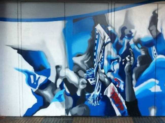 Bufanda pintada de rojo.