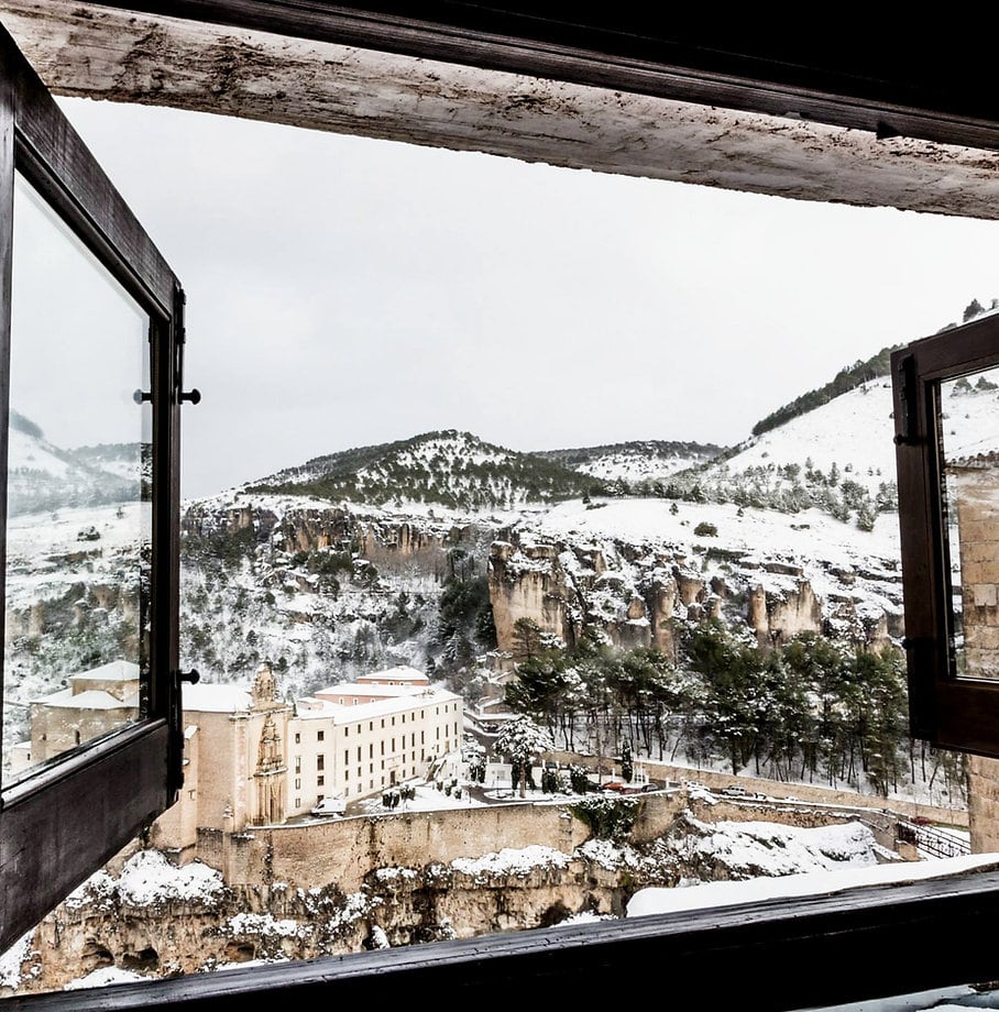 Vistas de la hoz del Huécar nevada desde la Posada de San José en el casco antiguo de Cuenca.