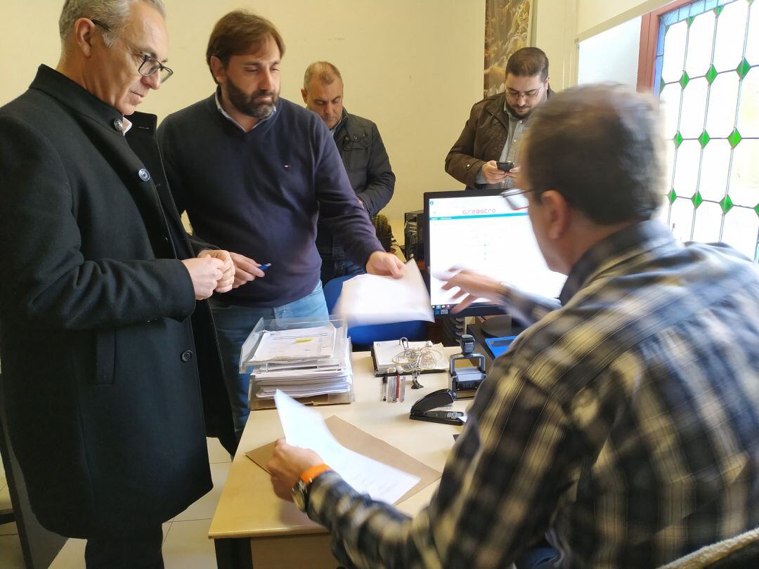 Juan Lozano y Javier Viso, en el momento del registro de la petición.