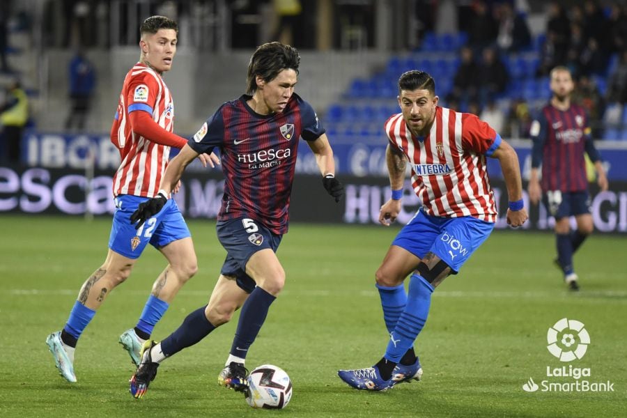 Kento intenta irse de un jugador del Sporting durante un partido de la pasada temporada