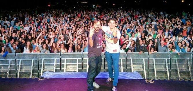 Los Djs Álvaro Reina y Edu Naranjo ante la multitud de gente que se acercó al evento en Hondarribia