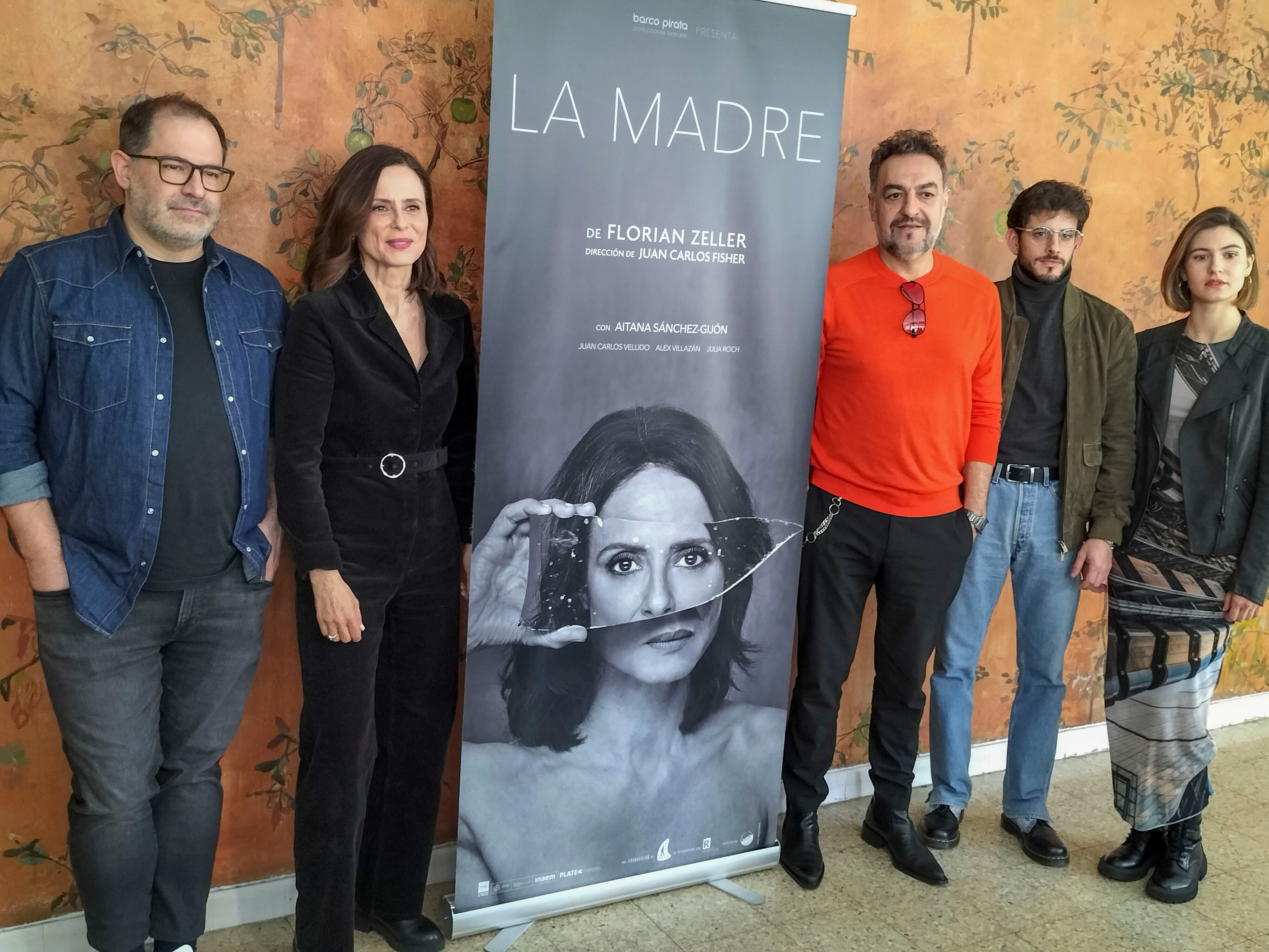 Aitana Sánchez Gijón junto a Juan Carlos Fisher, Juan Carlos Vellido, Alex Villazán y Julia Roch durante la presentación de la obra &#039;La madre&#039; en el Teatro Pavón de Madrid.