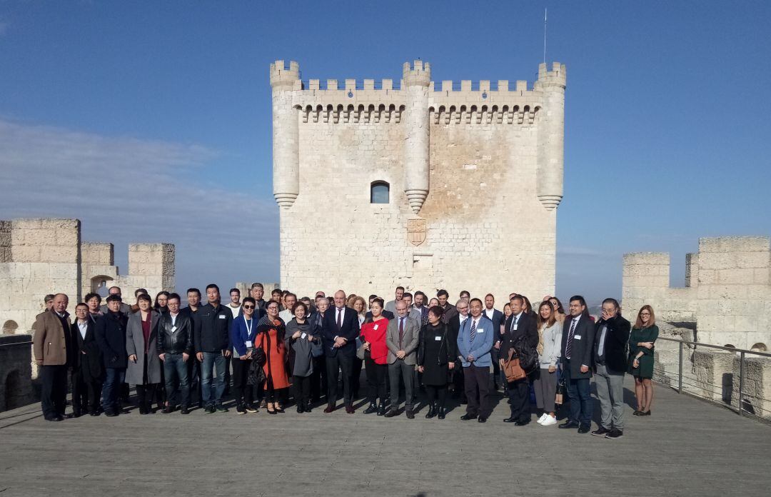 Los importadores chinos y empresarios de la misión junto con el presidente de la Diputación y la Cámara de Comercio de Valladolid