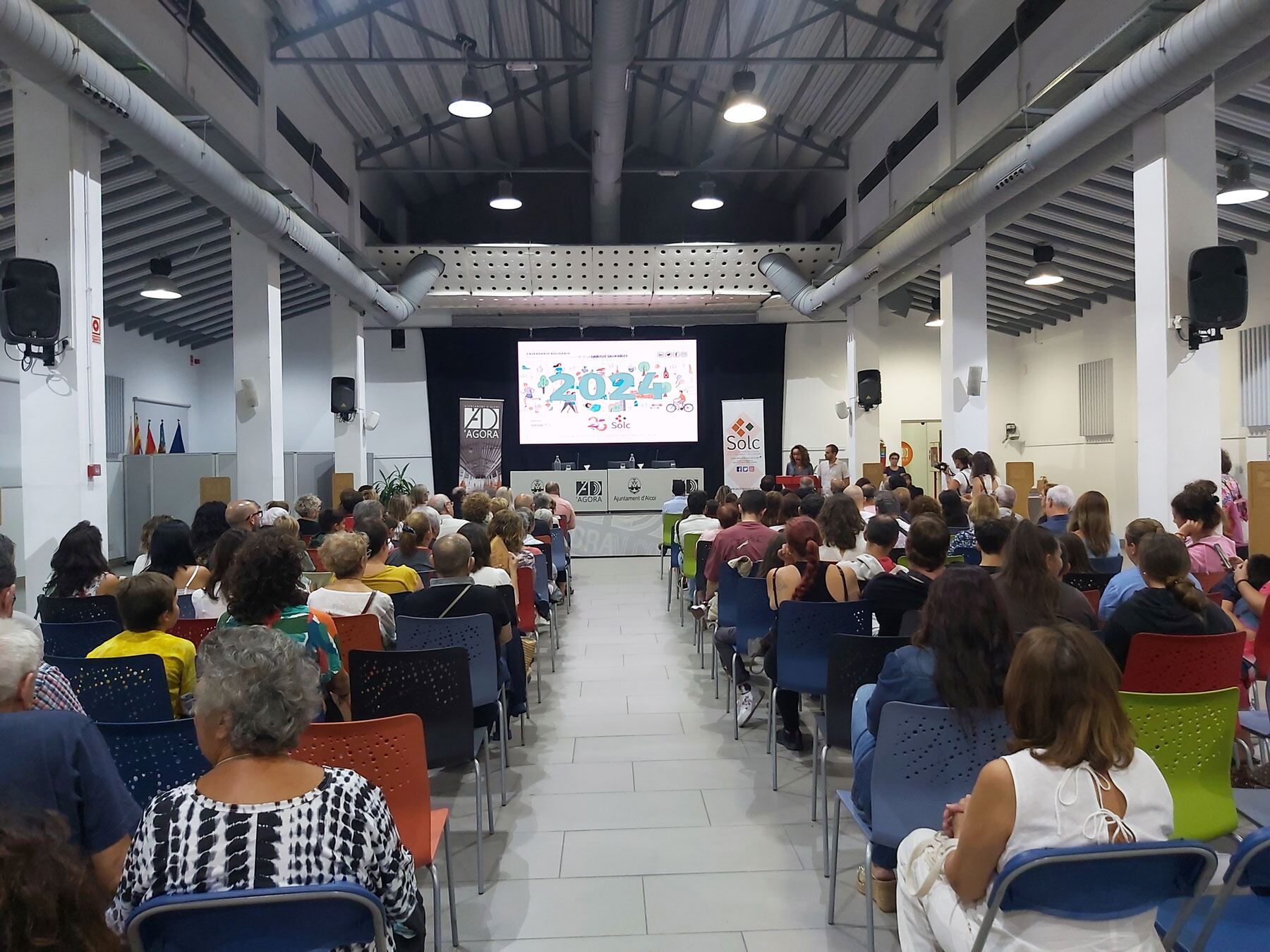 La Sala Àgora se ha llenado de padres, madres, abuelos y profesores que han acompañado a los jóvenes protagonistas del calendario, los alumnos del colegio público Sant Vicent