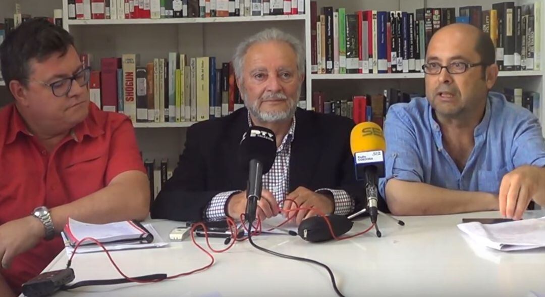 Julio Anguita acompañado de Rafael Juan Ruiz y de Juan Rivera en una foto de archivo durante una rueda de prensa de Frente Cívico