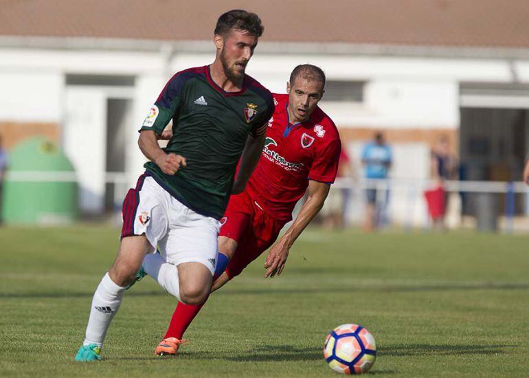 El numantino Ripa persigue a un rival de Osasuna.