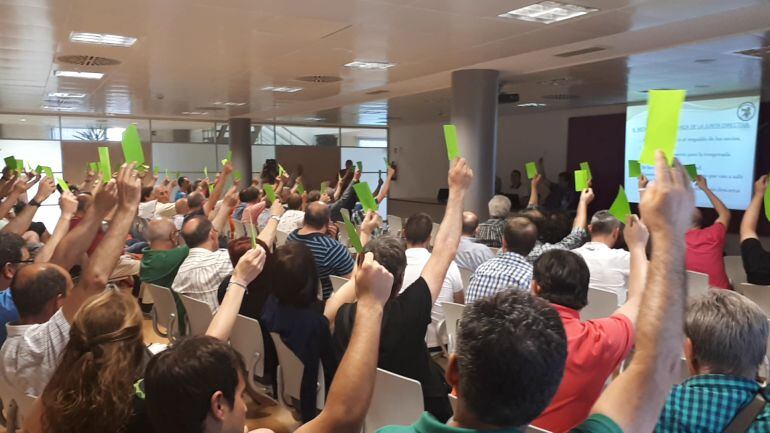 La masa social del Villa de Aranda aprobó por práctica totalidad la permuta de la plaza en Plata.