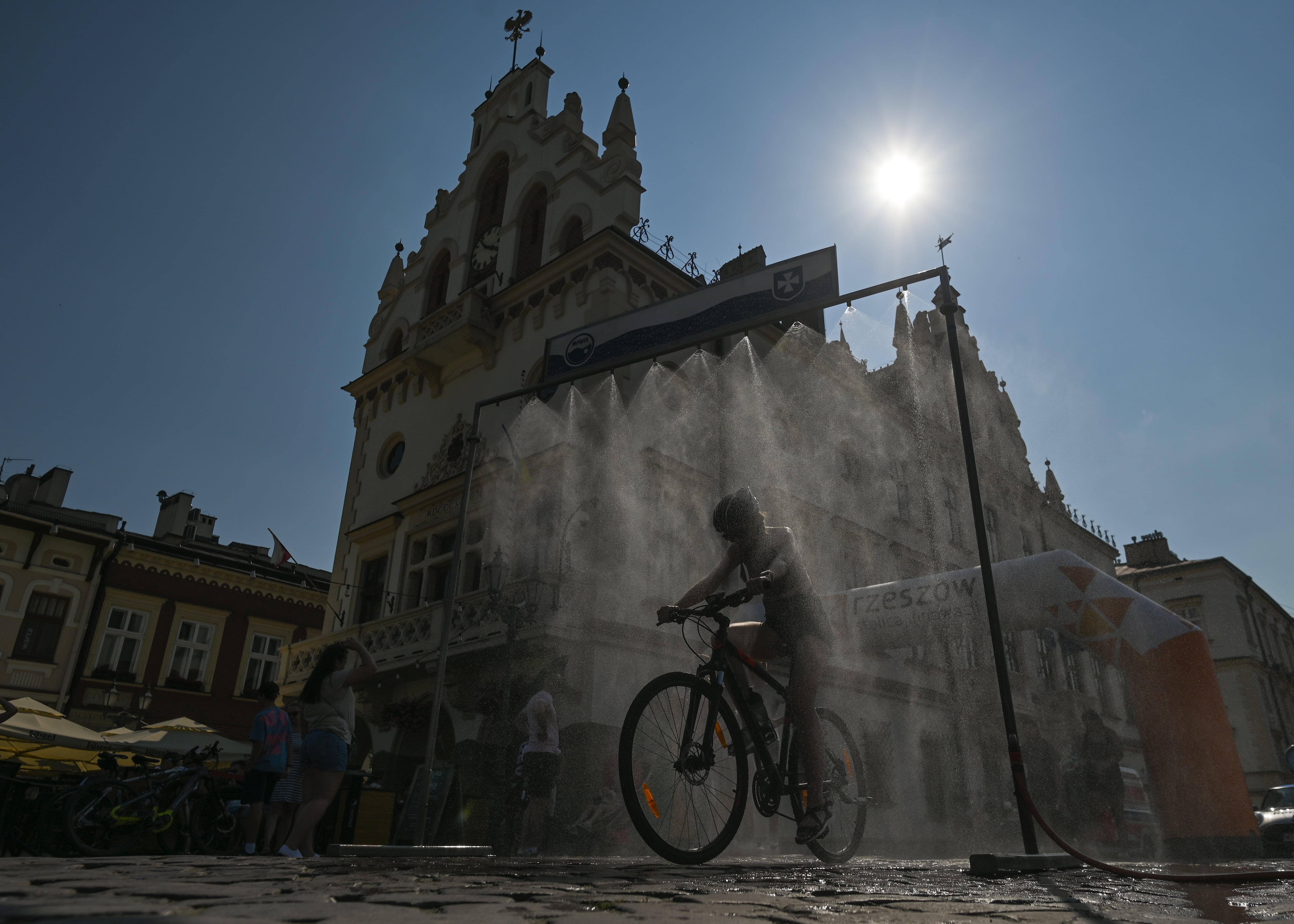 Un ciclista trata de refrescarse.