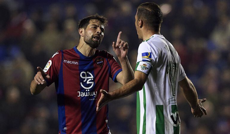 VALENCIA, SPAIN - FEBRUARY 26: Coke (L) of Levante and Joaquin Sanchez of Betis argue during the La Liga match between Levante and Real Betis at Ciudad de Valencia Stadium on February 26, 2018 in Valencia, Spain. (Photo by Manuel Queimadelos Alonso Gett