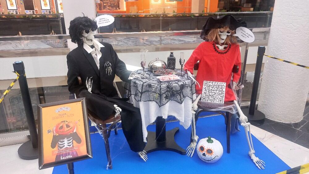 Salera se llena de esqueletos y caramelos para celebrar Halloween