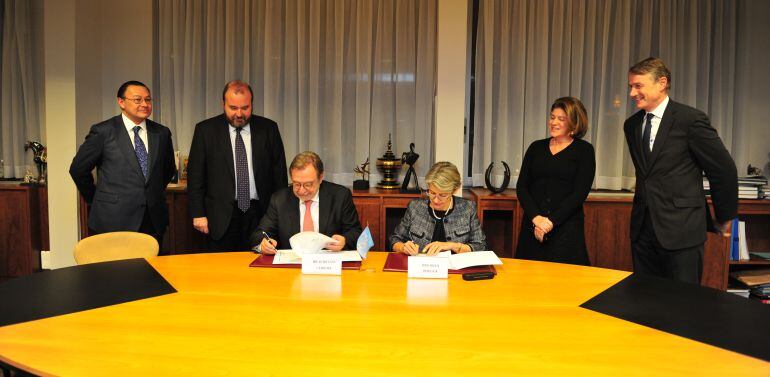 De izquierda a derecha: Andrés Cardó, José Luis Sáinz, Juan Luis Cebrián e Irina Bokova con dos de sus colaboradores durante la firma.