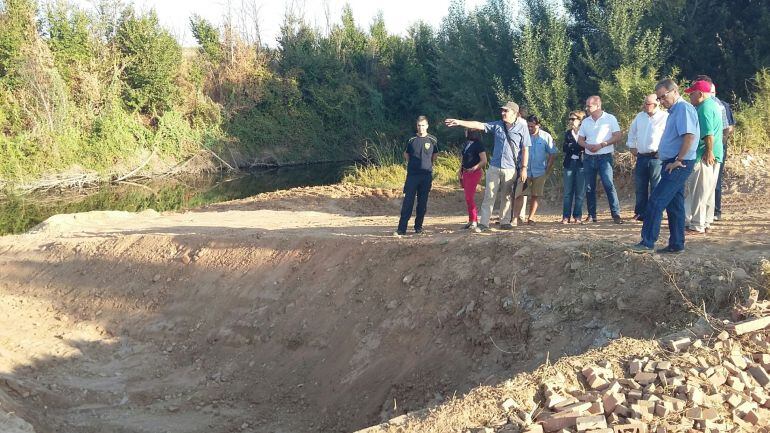 Visita a la balsa de dique vaciada