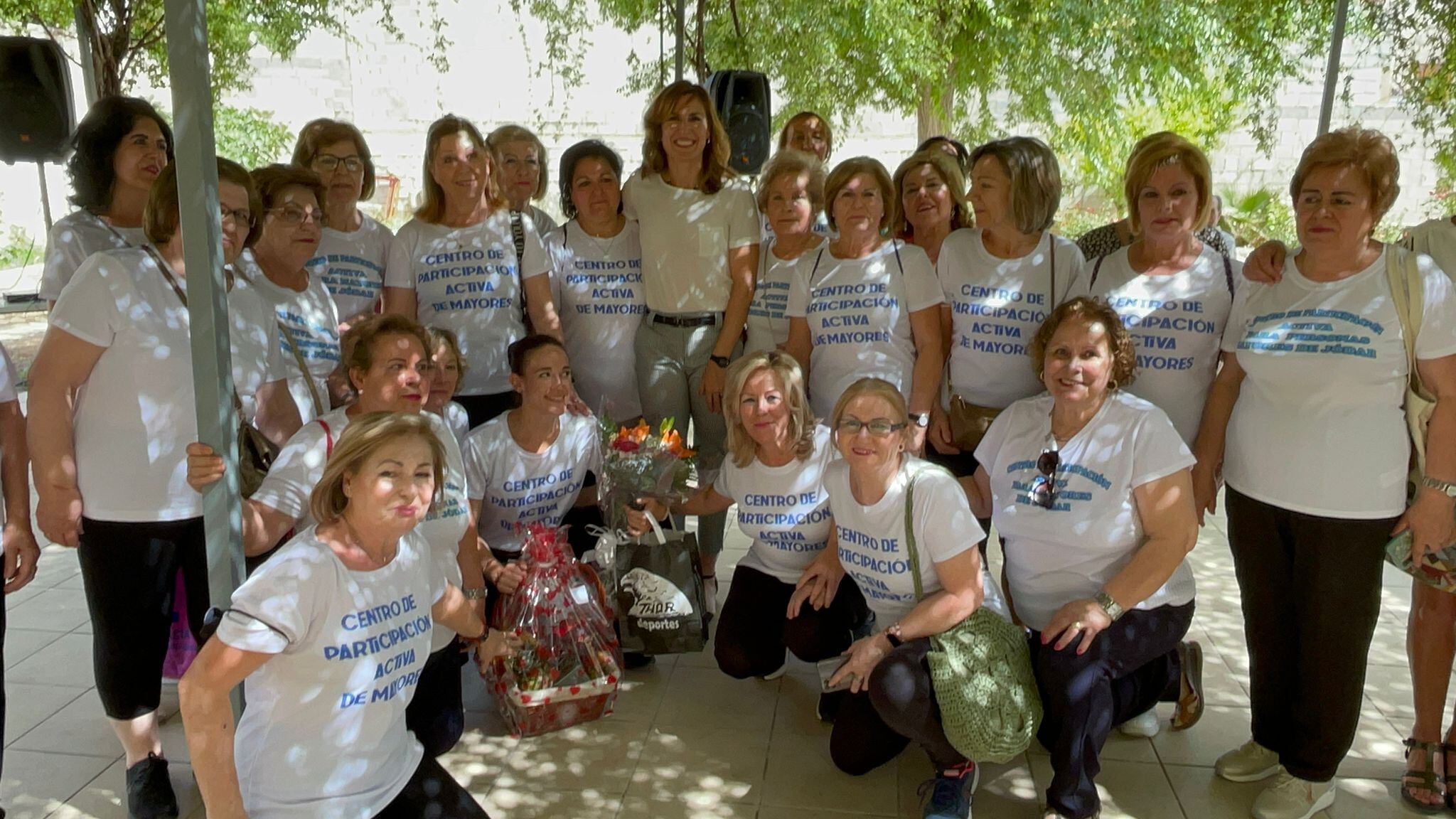 Foto de familia de la delegada de Igualdad entre las participantes en el taller de coreografía