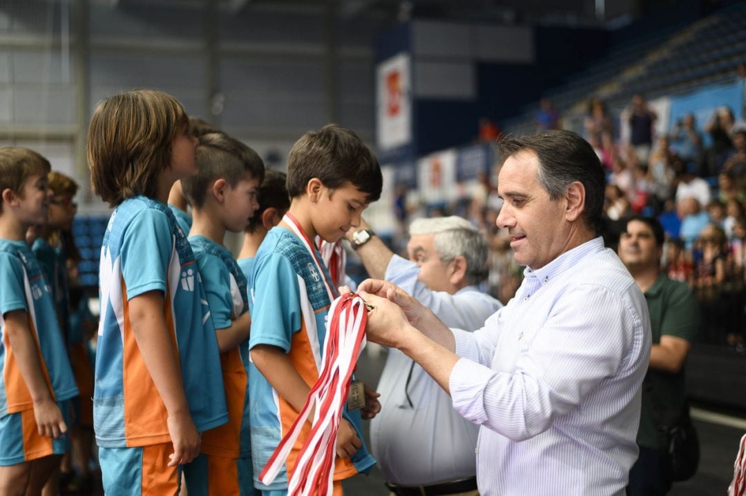 Juanjo Segura entregando medallas a los pequeños campeones.