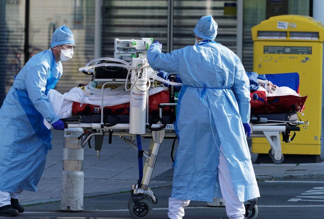 Personal médico de Francia trasladan a un enfermo con coronavirus.