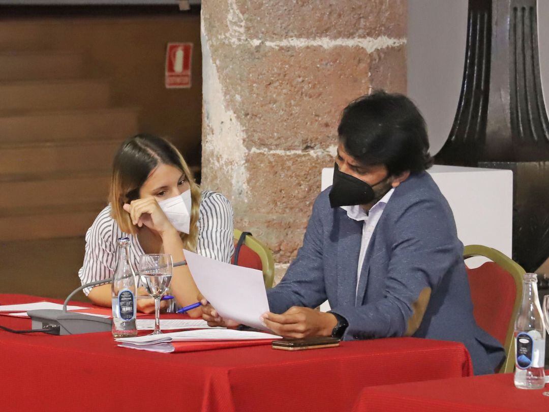 Jenifer Galán y Marcos Bergaz, concejales del PSOE en el Ayuntamiento de Teguise.