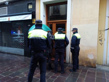 Momento en el que la Policía entraba en la vivienda en la que vivía Bouchra