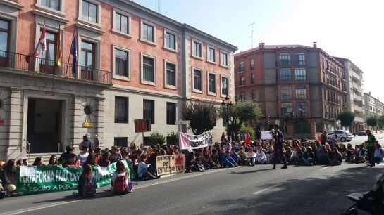 Sentada de estudiantes ante la Subdelegación del Gobierno