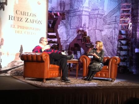 Carlos Ruiz Zafón y Gemma Nierga durante la presentación de &#039;El prisionero del Cielo&#039;