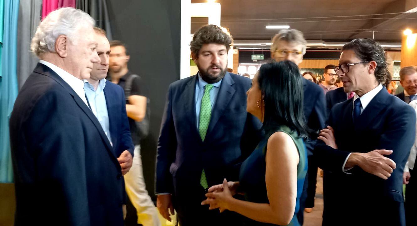 El presidente Fernando López Miras, recorriendo los stands de la Feria del Mueble de Yecla