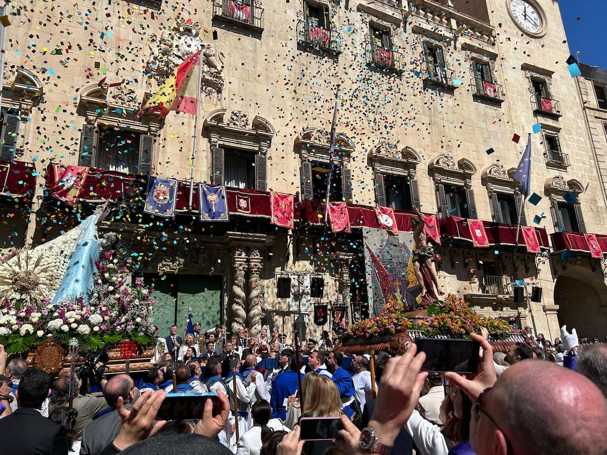 El Encuentro del Cristo Resucitado y la Virgen de la Alegría ponen fin a una multitudinaria Semana Santa en Alicante