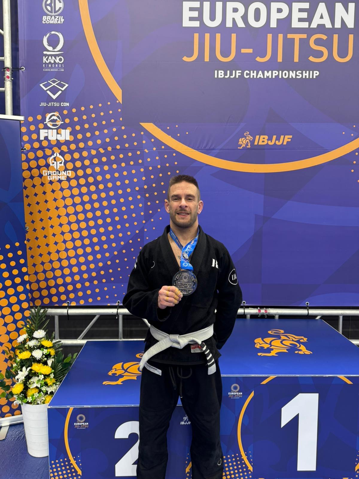 Aarón Martínez con la medalla de plata.