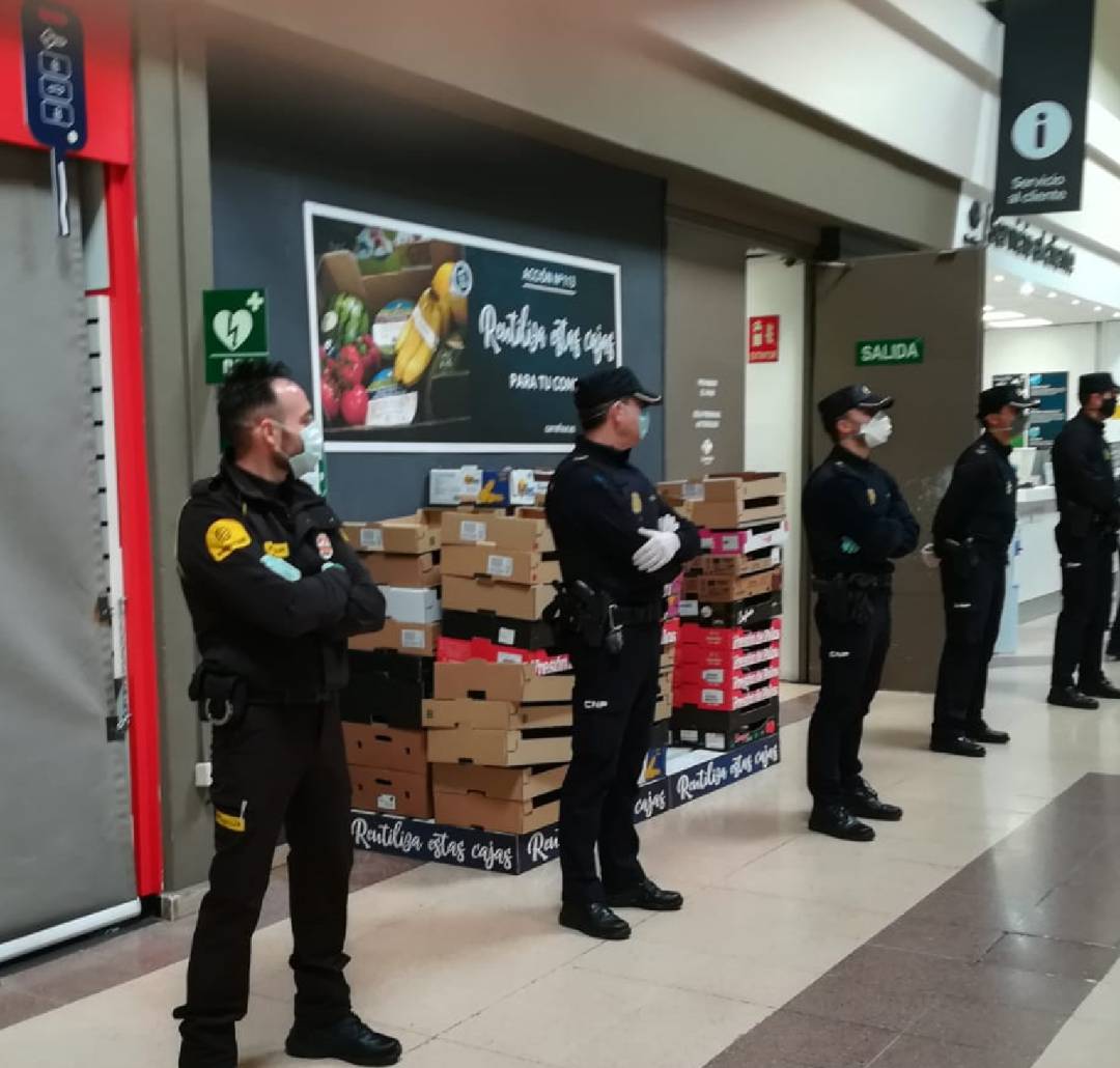 Agentes del CNP en Carrefour Ciudad Real apoyando a la plantilla del hipermercado