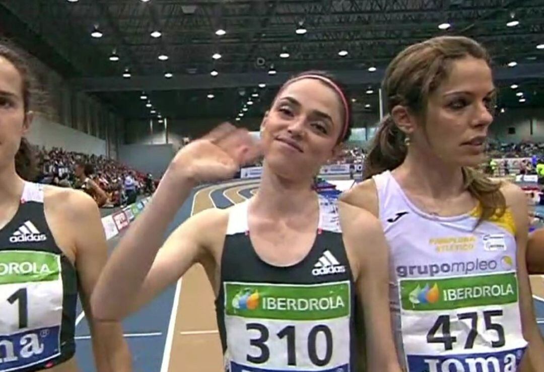 Celia Antón, sonriente en la línea de salida de la final de los 3.000 metros.