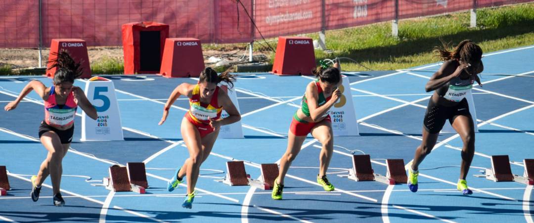 Laura en los Juegos de la Juventud (segunda por la izquierda)