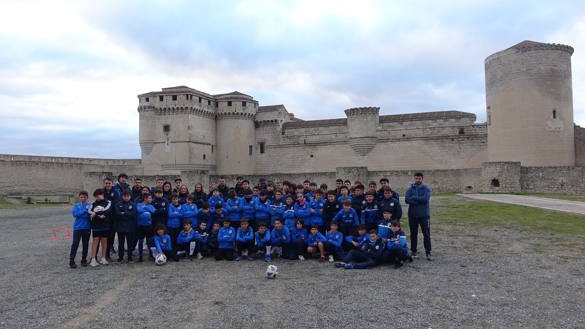 El CD Cuéllar entrena en la explanada del Castillo en protesta por la falta de instalaciones